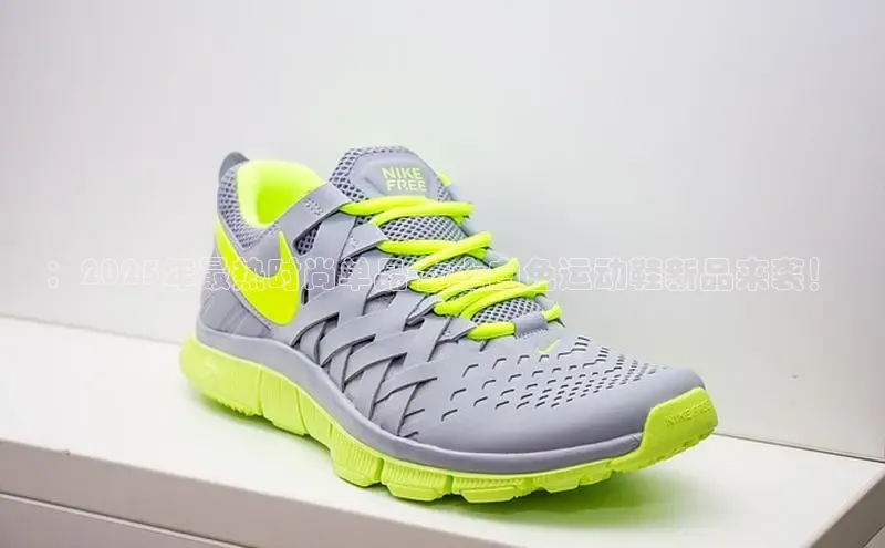 ：2025年最热时尚单品-女士白色运动鞋新品来袭！